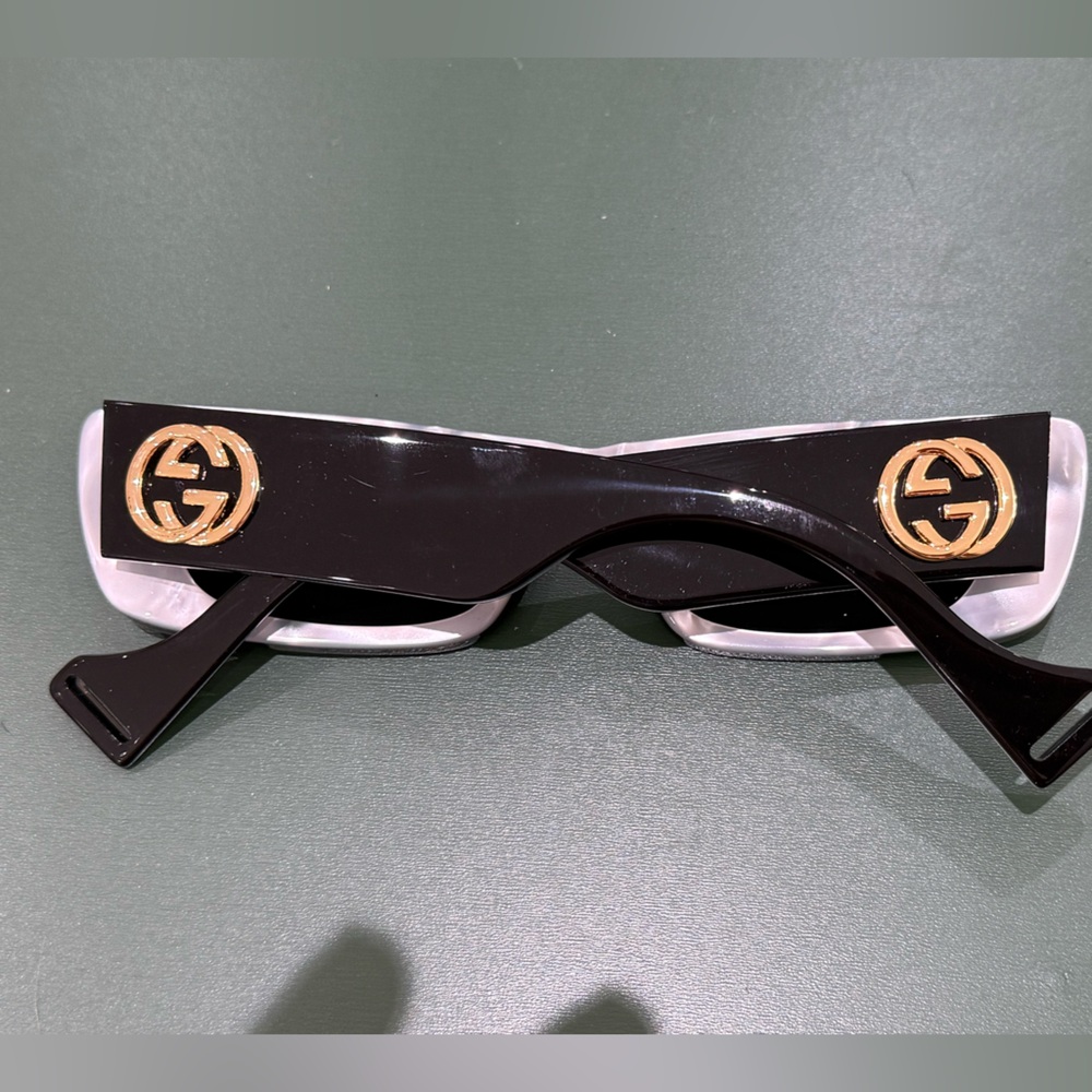 Gucci Fluo Rectangular Sunglasses in Shiny Black & Grey Solid. - Picture 5 of 6